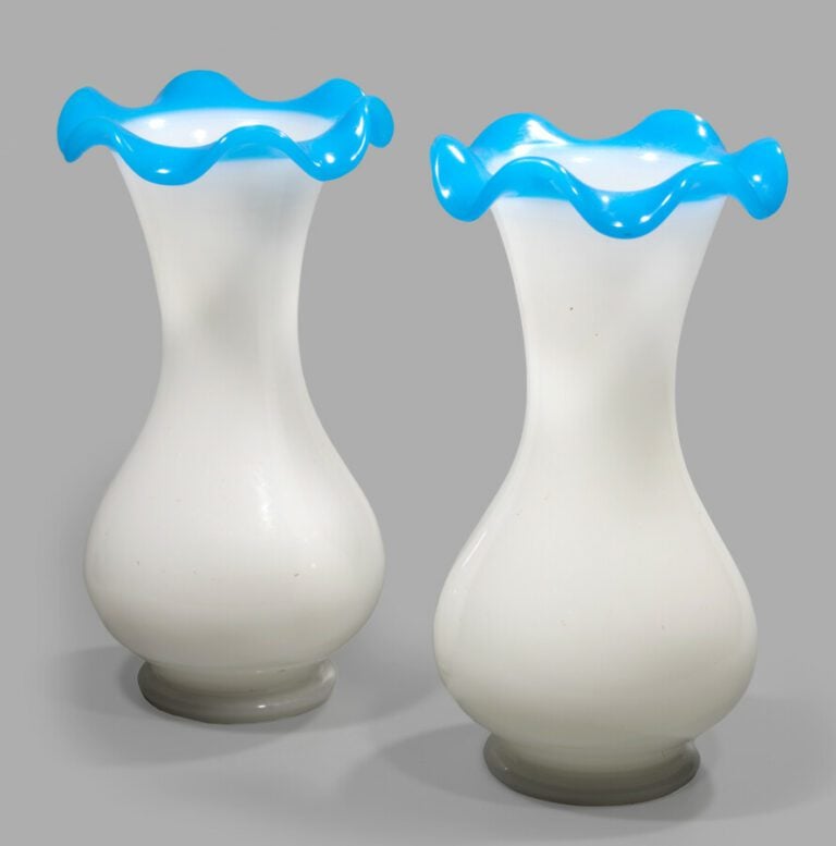 Paire de vases balustres en opaline pâte de riz et bords godronnés en opaline b…