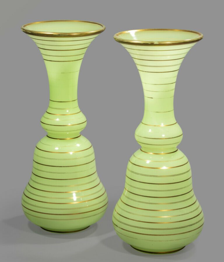 Paire de vases balustres piriformes en opaline vert absinthe à décor de filets…