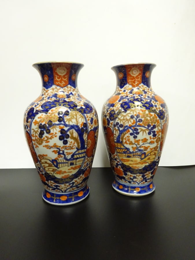 PAIRE DE VASES DE FORME BALUSTRE EN CERAMIQUE IMARI - Japon, - Au décor de fleu…