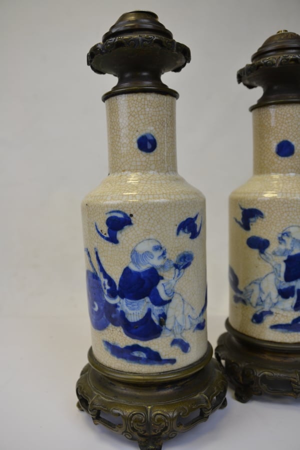 PAIRE DE VASES DE FORME BALUSTRE EN CERAMIQUE, NANKIN - Chine, - A décor en ble…