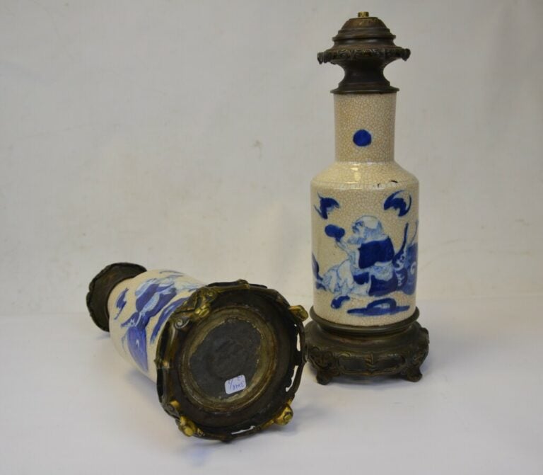 PAIRE DE VASES DE FORME BALUSTRE EN CERAMIQUE, NANKIN - Chine, - A décor en ble…