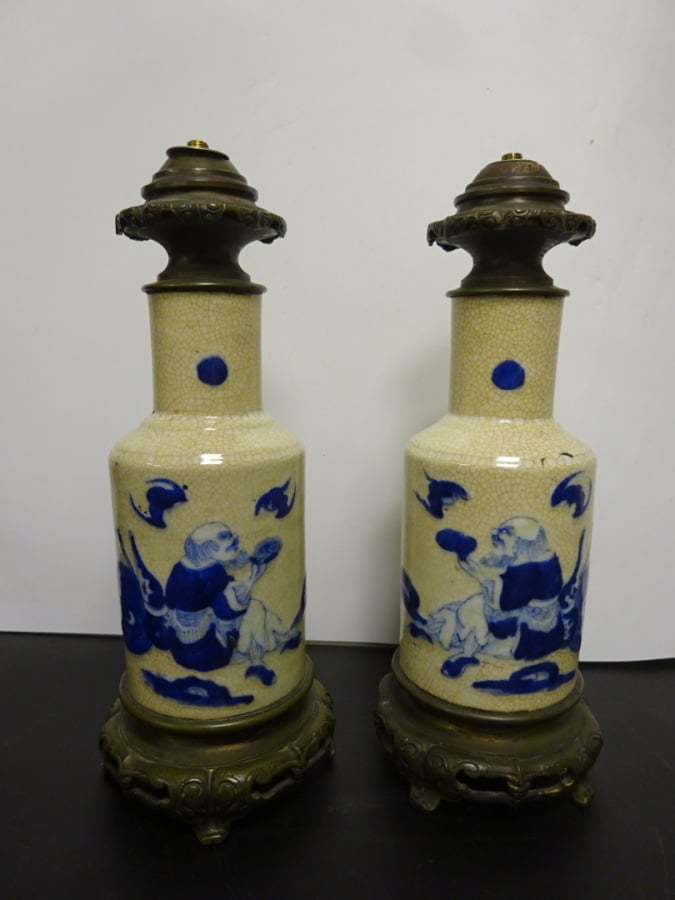 PAIRE DE VASES DE FORME BALUSTRE EN CERAMIQUE, NANKIN - Chine, - A décor en ble…