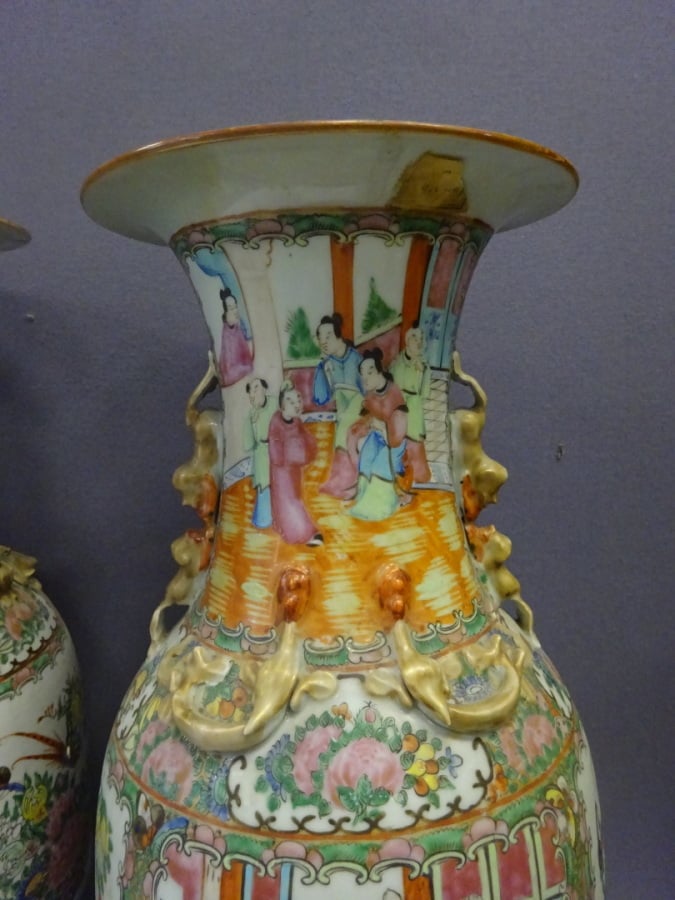 PAIRE DE VASES DITS QUEUE DE PHENIX EN PORCELAINE DE CANTON, FENGWEIZUN - Chine…