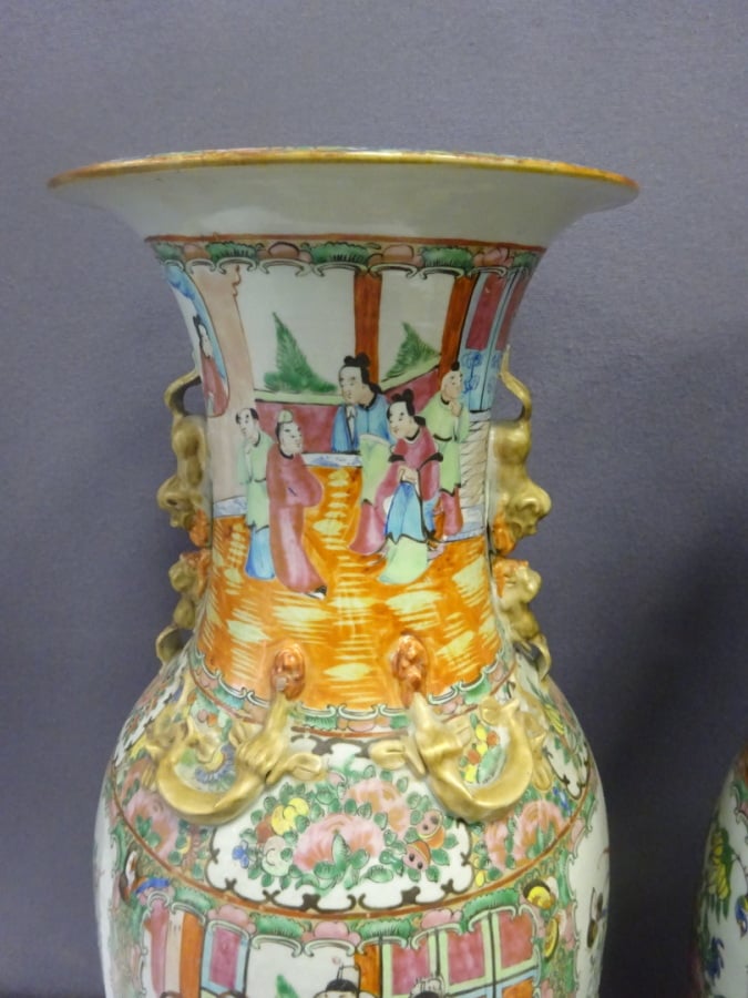 PAIRE DE VASES DITS QUEUE DE PHENIX EN PORCELAINE DE CANTON, FENGWEIZUN - Chine…
