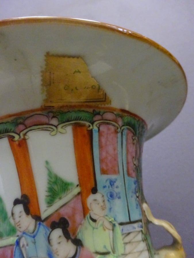 PAIRE DE VASES DITS QUEUE DE PHENIX EN PORCELAINE DE CANTON, FENGWEIZUN - Chine…