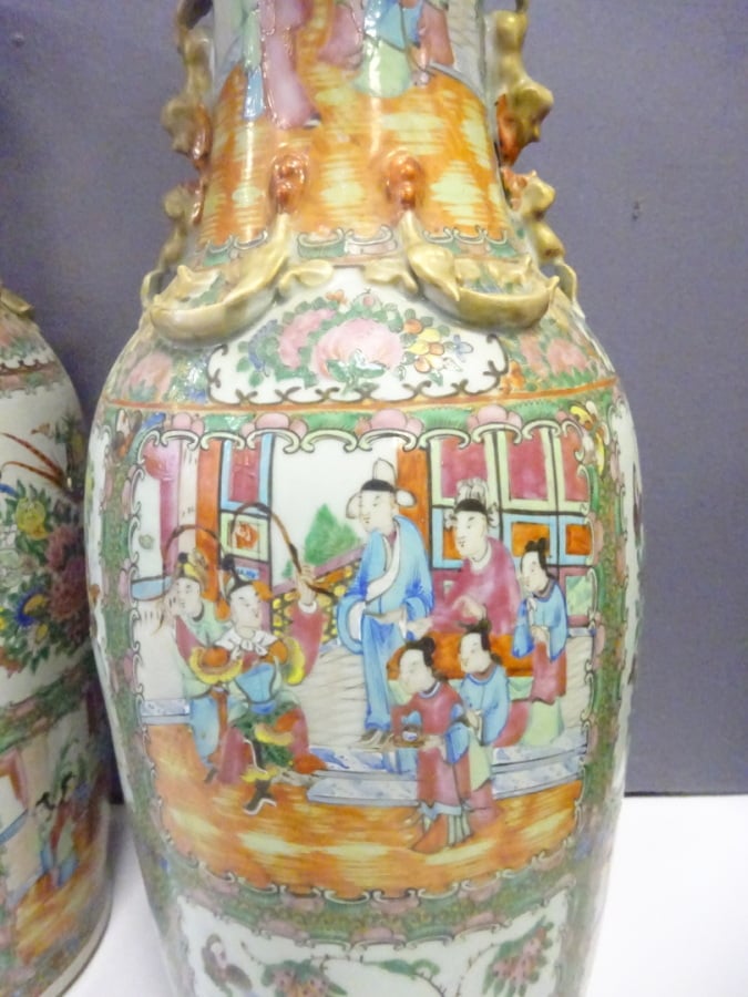 PAIRE DE VASES DITS QUEUE DE PHENIX EN PORCELAINE DE CANTON, FENGWEIZUN - Chine…
