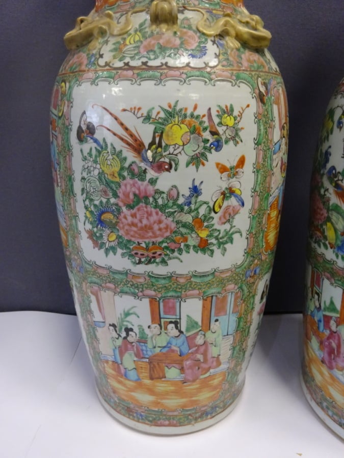 PAIRE DE VASES DITS QUEUE DE PHENIX EN PORCELAINE DE CANTON, FENGWEIZUN - Chine…