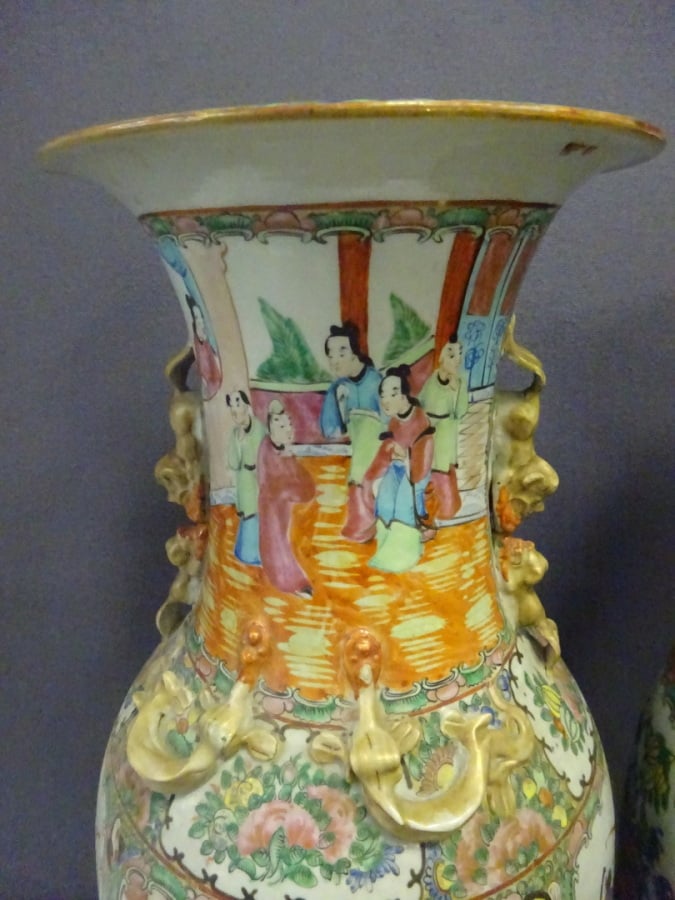 PAIRE DE VASES DITS QUEUE DE PHENIX EN PORCELAINE DE CANTON, FENGWEIZUN - Chine…