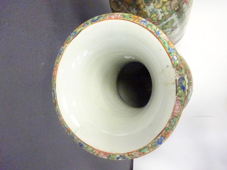 PAIRE DE VASES DITS QUEUE DE PHENIX EN PORCELAINE DE CANTON, FENGWEIZUN - Chine…
