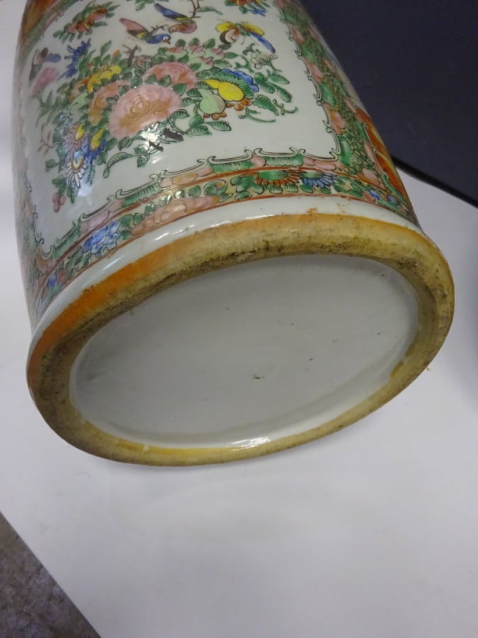 PAIRE DE VASES DITS QUEUE DE PHENIX EN PORCELAINE DE CANTON, FENGWEIZUN - Chine…