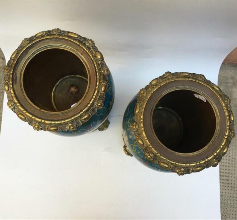 PAIRE DE VASES EN BRONZE ET EMAUX CLOISONNES - Chine, XXe siècle - A décor de f…