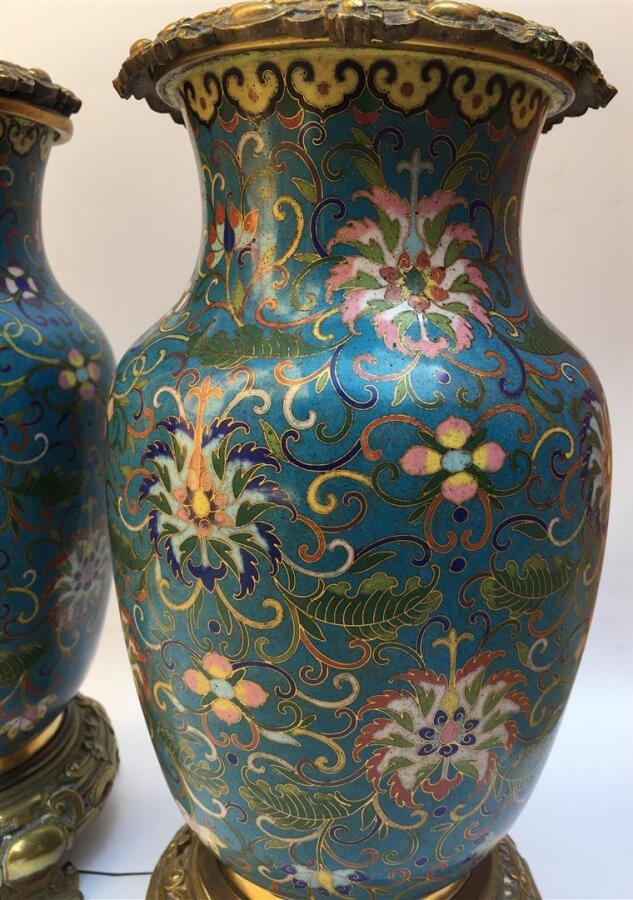 PAIRE DE VASES EN BRONZE ET EMAUX CLOISONNES - Chine, XXe siècle - A décor de f…