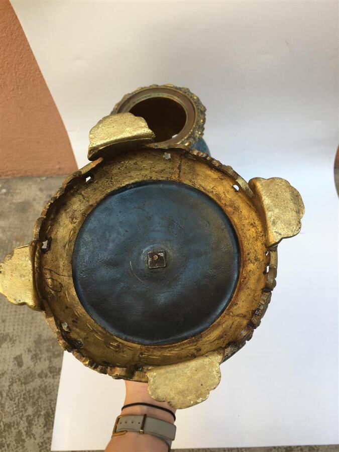 PAIRE DE VASES EN BRONZE ET EMAUX CLOISONNES - Chine, XXe siècle - A décor de f…