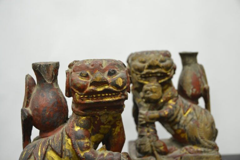 PAIRE OU SUITE DE DEUX (2) CHIEN DE FO EN BOIS LAQUE ROUGE ET OR - Chine, - Le…