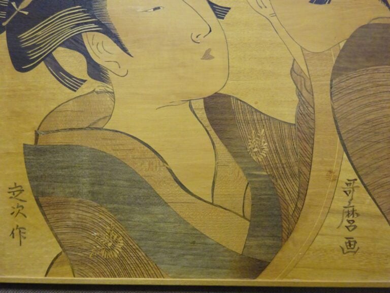 PANNEAU EN BOIS SCULPTE D'UNE FEMME AU MIROIR - Japon - Reproduit une estampe d…