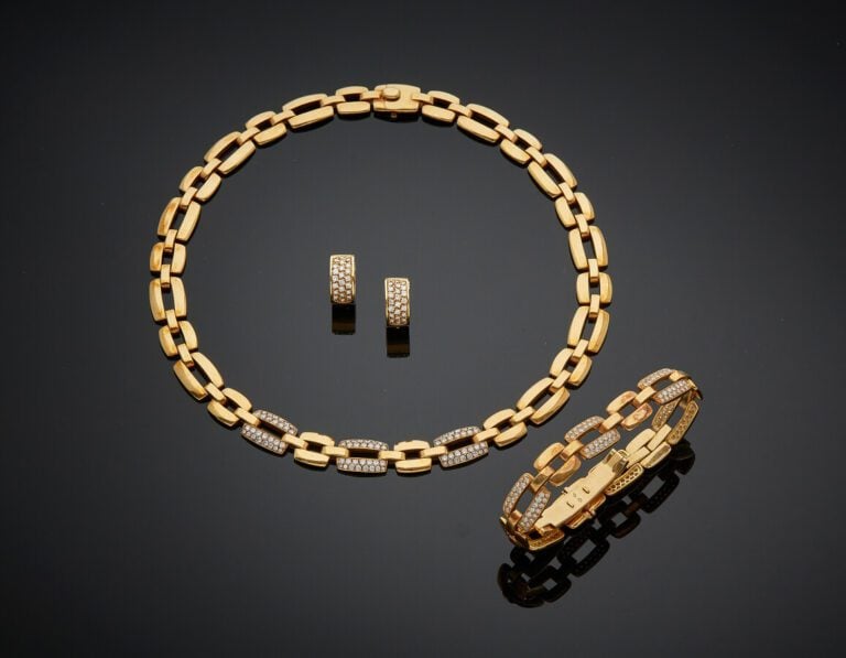 PARURE en or jaune (750) comprenant un COLLIER, un BRACELET, une paire de BOUCL…