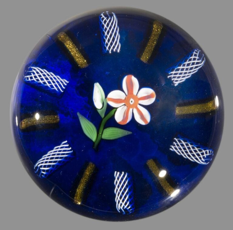Paul Ysart (Ecosse).Presse-papiers à fond bleu outremer orné d'une fleur blanch…