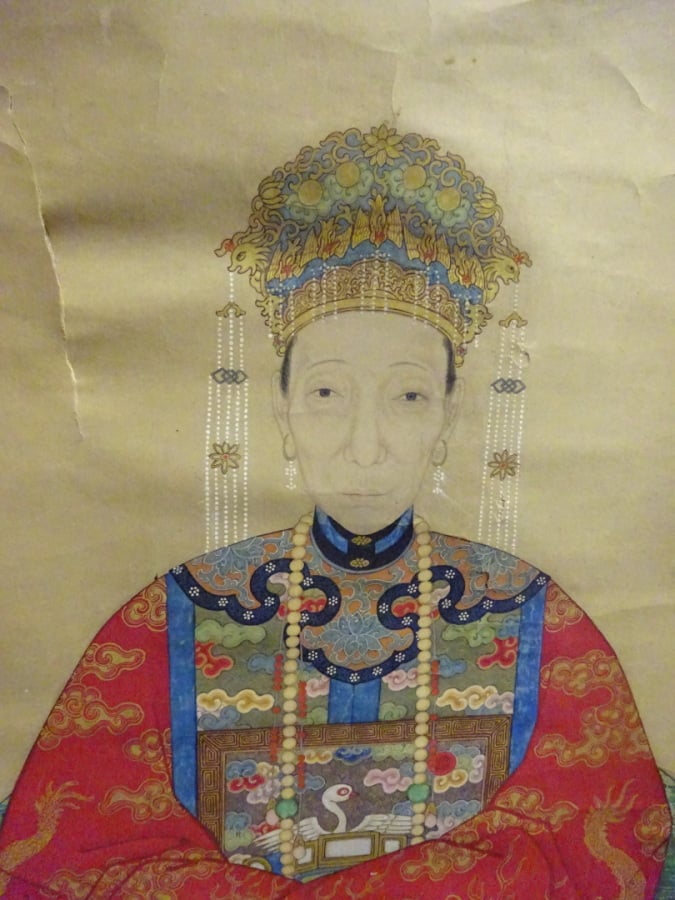 PEINTURE SUR SOIE - Chine, - Dignitaire assise. Costume richement décoré. - Pos…