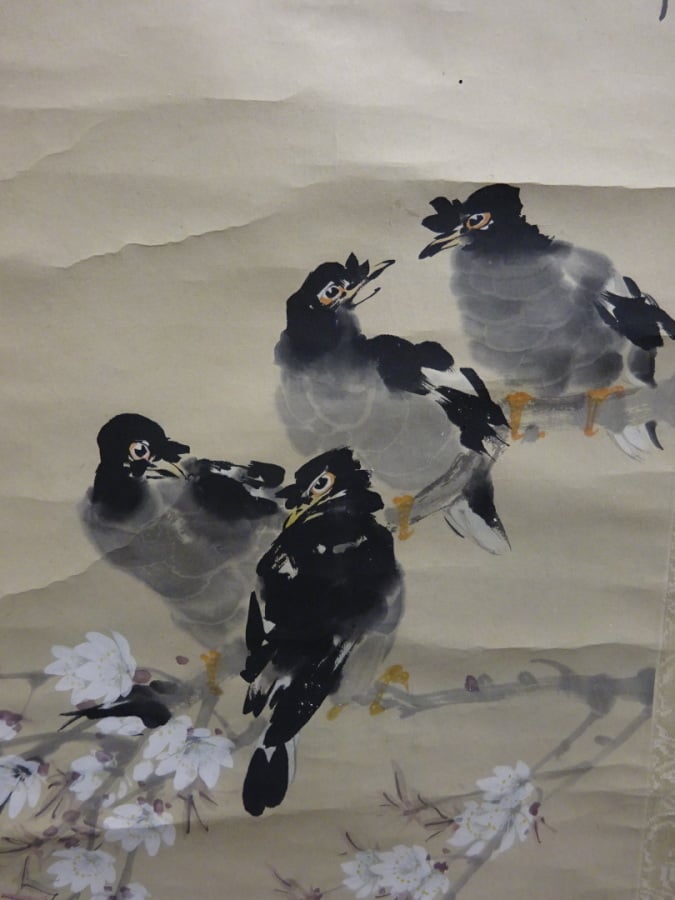 PEINTURE SUR SOIE - Oiseaux parmi branchages - Cachet signé en haut à droite -…