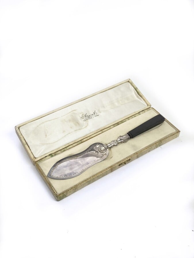Pelle à gâteau en argent (950 millièmes), manche ébène à motif de coquilles et…