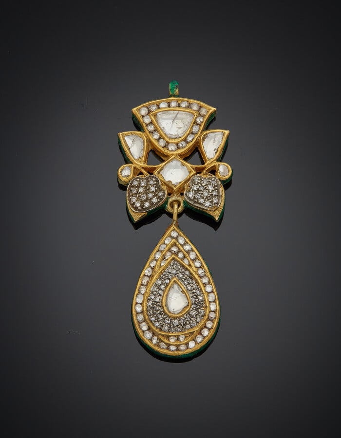 PENDENTIF « goutte », en or jaune (750) orné d'émail vert translucide guilloché…