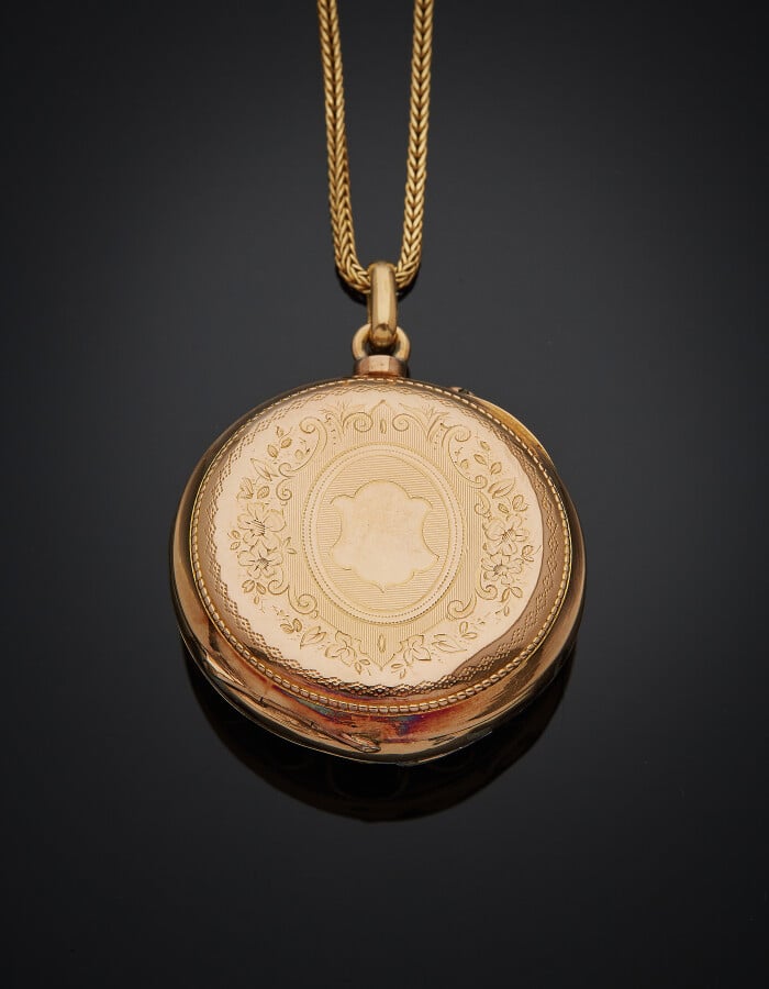 PENDENTIF "Locket" anciennement MONTRE de POCHE, et une CHAINE, en or rose et o…