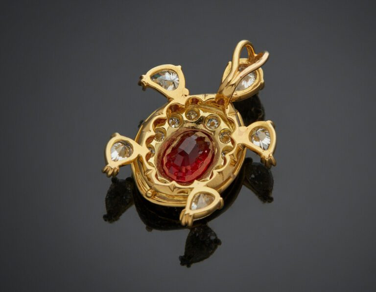 PENDENTIF "tortue" en or jaune (750) serti de diamants taille brillant et cinq…