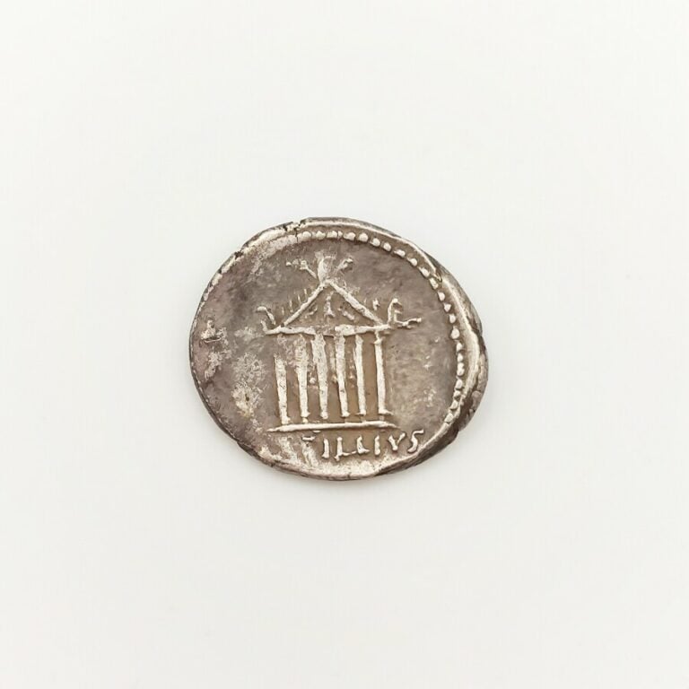 Petillius Capitolinus. Denier au temple de Jupiter Capitolin, 43 av. J.-C. Peti…