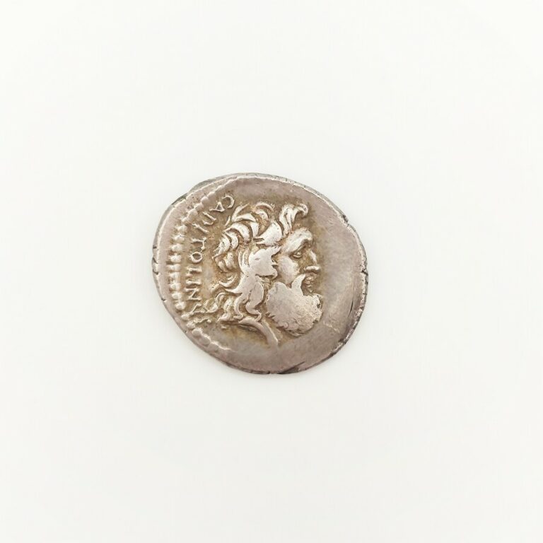 Petillius Capitolinus. Denier au temple de Jupiter Capitolin, 43 av. J.-C. Peti…