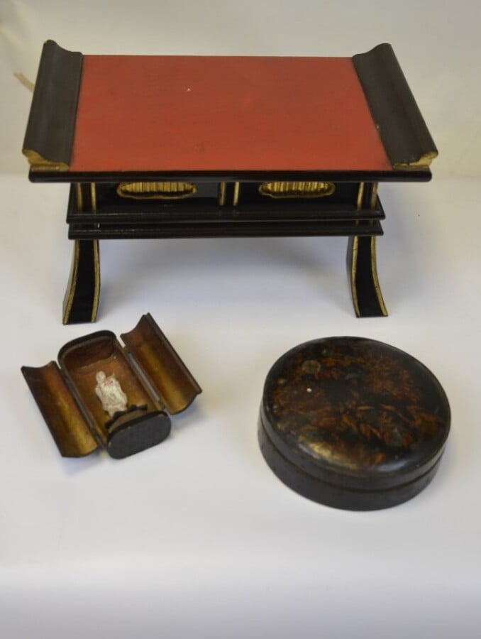 PETIT AUTEL EN BOIS LAQUE NOIR, ROUGE ET DORE - Japon - On y ajoute des petits…