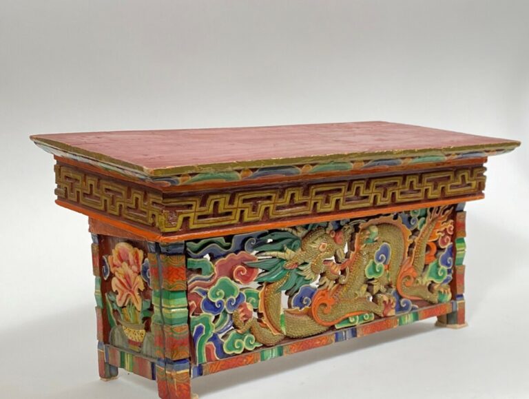 Petit autel portatif en bois, à décor en relief polychrome de dragons et fleurs…