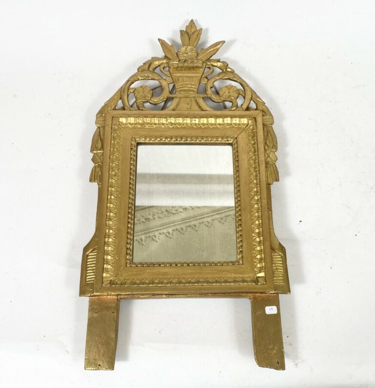 Petit miroir en bois doré à panier de fruits. - Style Louis XVI - 68x34 cm