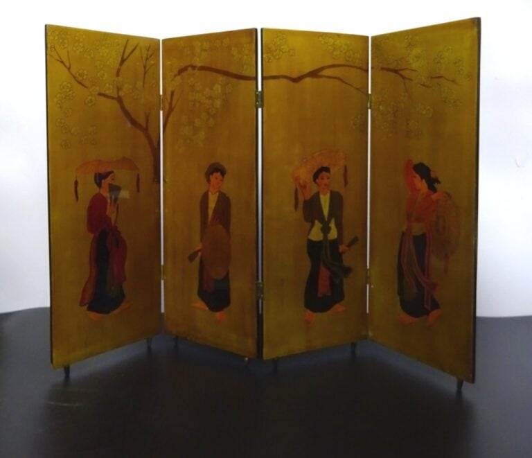 PETIT PARAVENT EN BOIS LAQUE DORE - Vietnam - Quatre femme aux chapeaux sur fon…