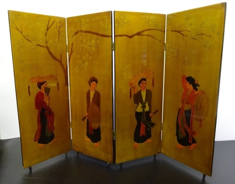 PETIT PARAVENT EN BOIS LAQUE DORE - Vietnam - Quatre femme aux chapeaux sur fon…