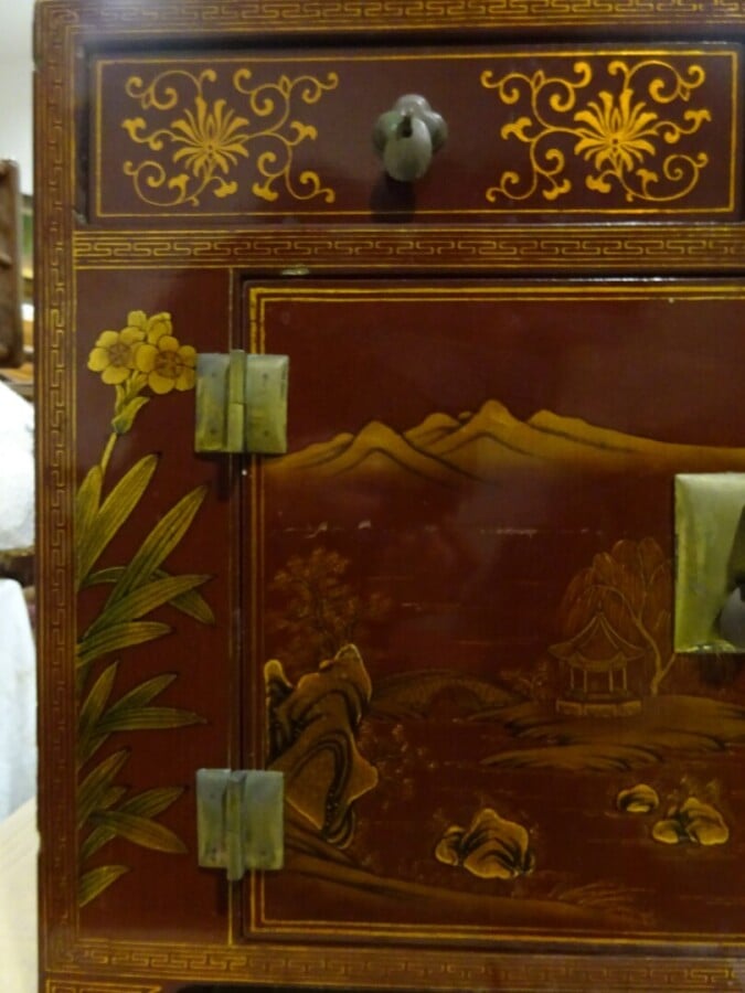 PETITE ARMOIRE EN LAQUE ROUGE ET DORE - Japon - Ouverture à deux vantaux et deu…
