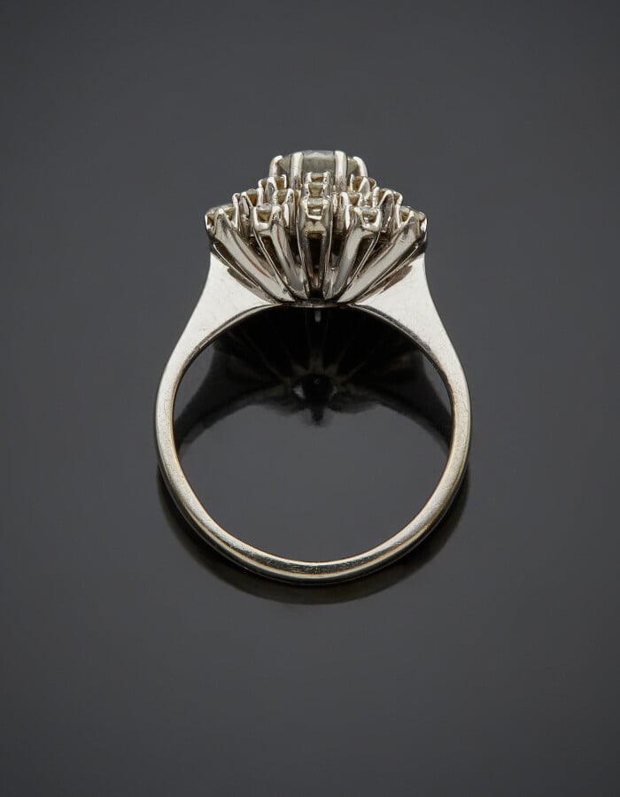 Petite BAGUE "cocktail" en or gris (750) à motif rayonnant, serti de diamants t…