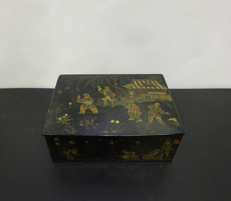 PETITE BOIS EN BOIS NOIR LAQUE - Chine - Représentant des enfants jouant en ext…