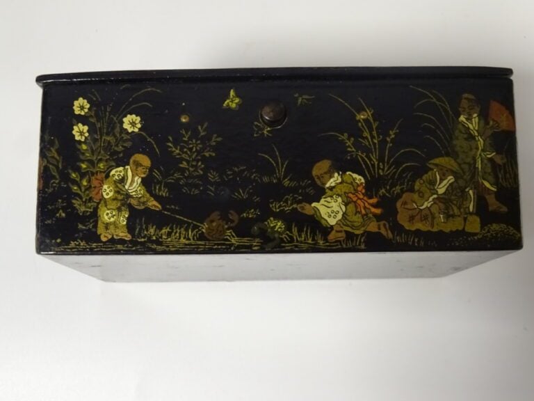 PETITE BOIS EN BOIS NOIR LAQUE - Chine - Représentant des enfants jouant en ext…