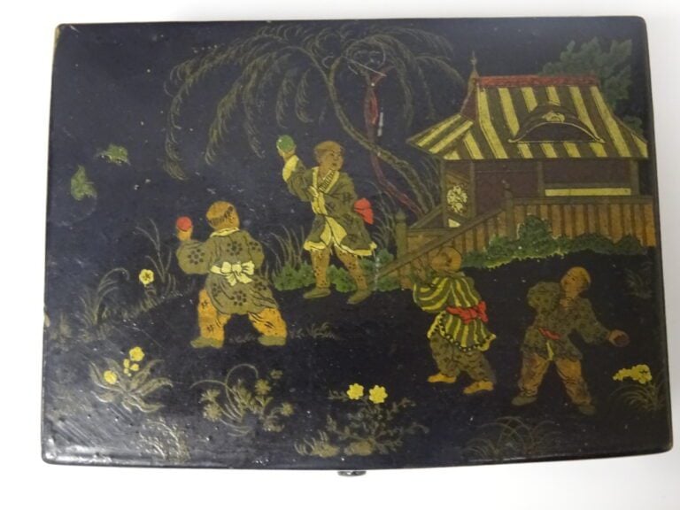 PETITE BOIS EN BOIS NOIR LAQUE - Chine - Représentant des enfants jouant en ext…