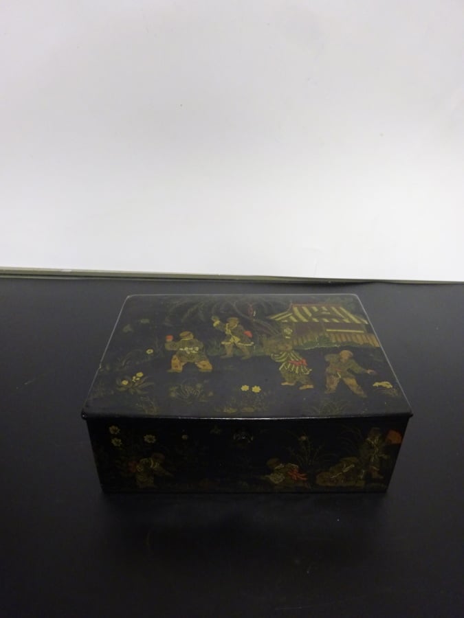 PETITE BOIS EN BOIS NOIR LAQUE - Chine - Représentant des enfants jouant en ext…