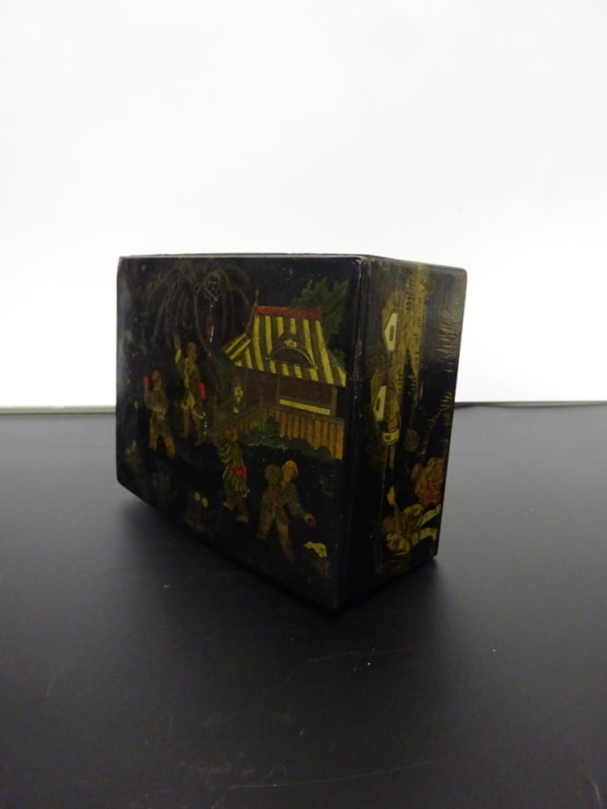 PETITE BOIS EN BOIS NOIR LAQUE - Chine - Représentant des enfants jouant en ext…