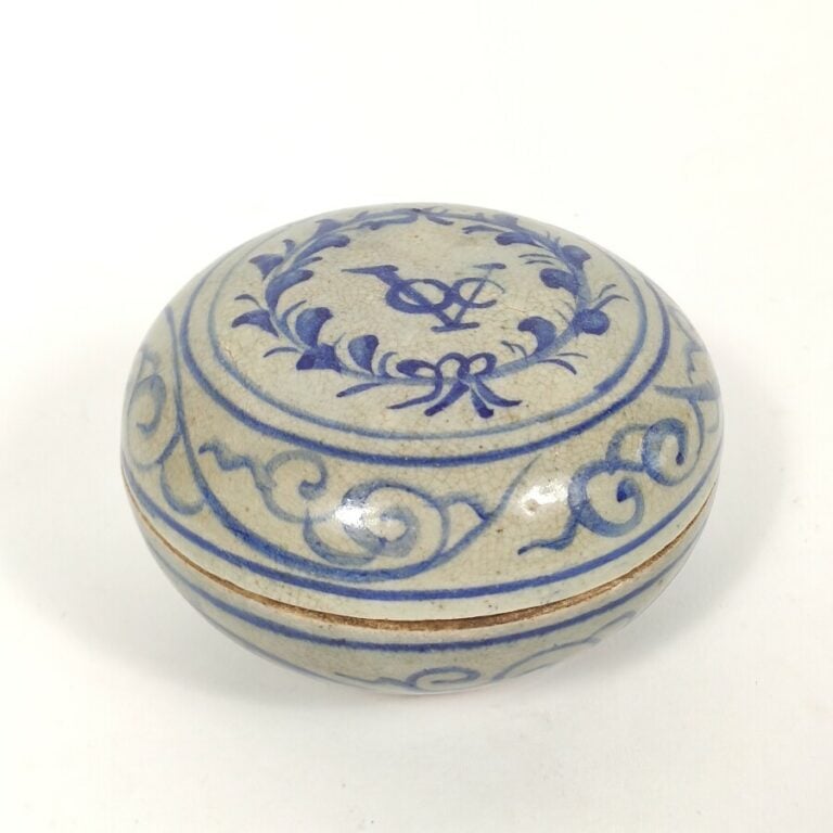Petite boîte couverte circulaire à décor en bleu sous couverte du monogramme de…