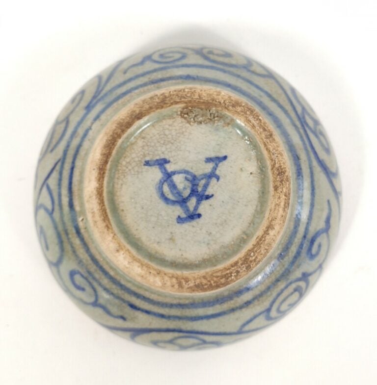 Petite boîte couverte circulaire à décor en bleu sous couverte du monogramme de…