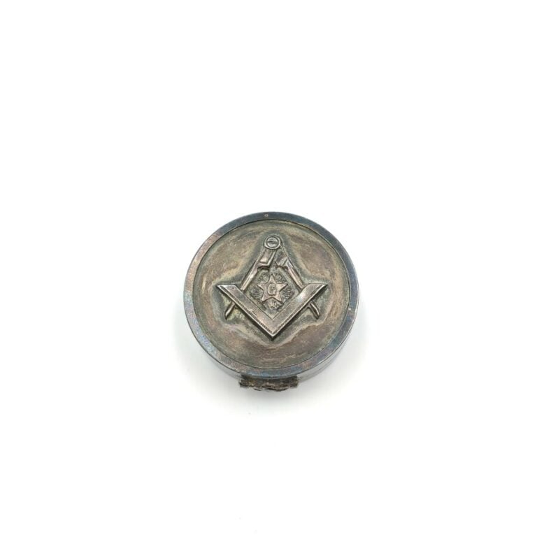 Petite boîte ronde en argent représentant le « G » du Grand Architecte de l'Uni…