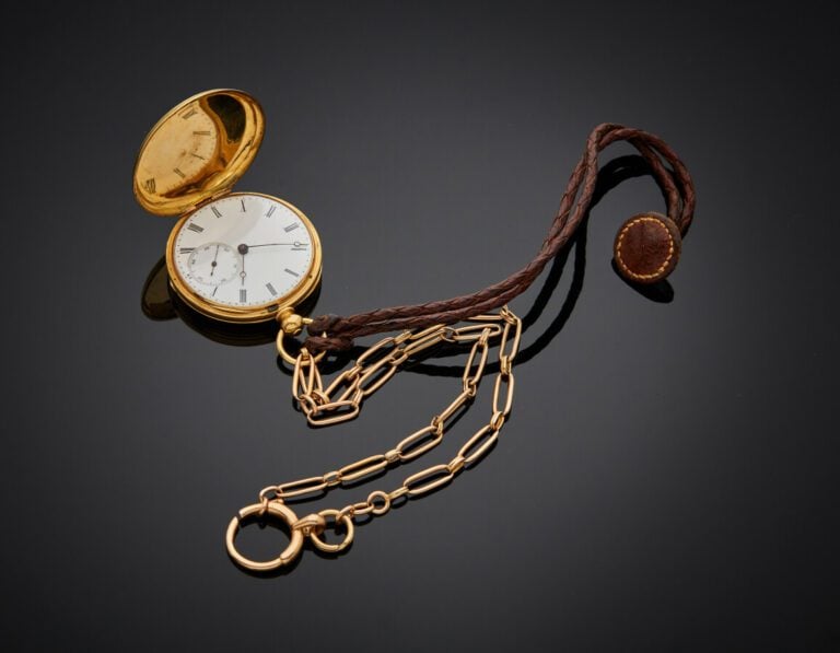 Petite MONTRE de POCHE SAVONNETTE en or jaune (750) entièrement guilloché. Cadr…