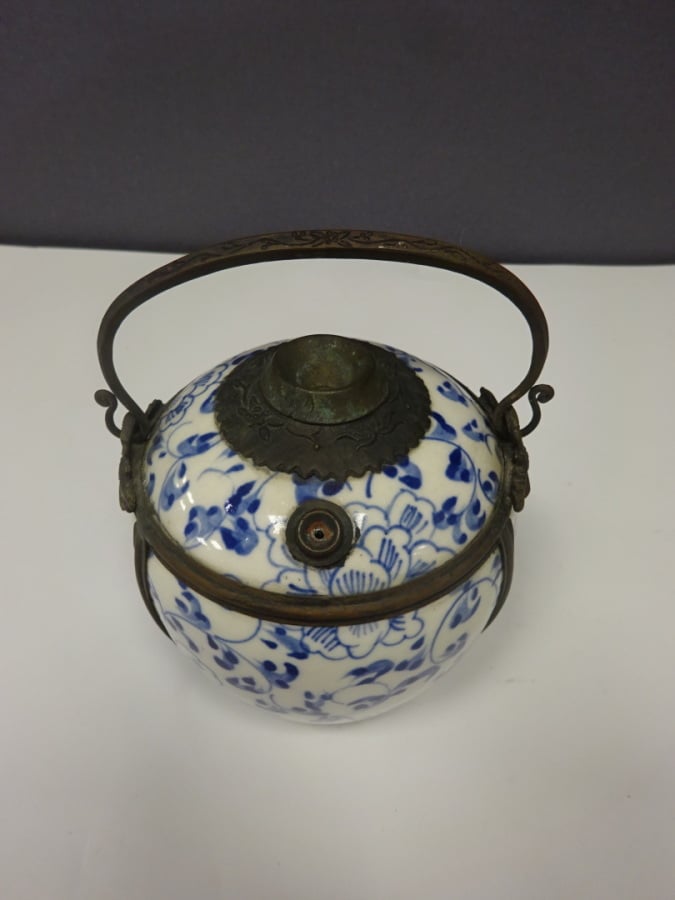 PIPE A EAU / A OPIUM EN PORCELAINE BLEU BLANC - De forme ovoïde, en porcelaine…