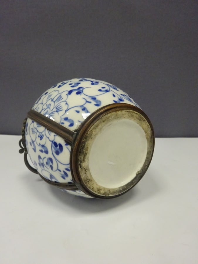 PIPE A EAU / A OPIUM EN PORCELAINE BLEU BLANC - De forme ovoïde, en porcelaine…