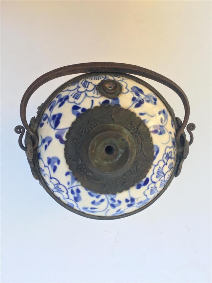 PIPE A EAU / A OPIUM EN PORCELAINE BLEU BLANC - De forme ovoïde, en porcelaine…