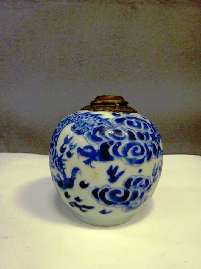 PIPE A EAU / A OPIUM EN PORCELAINE DITE " BLEU DE HUÊ ", - Vietnam - De forme o…