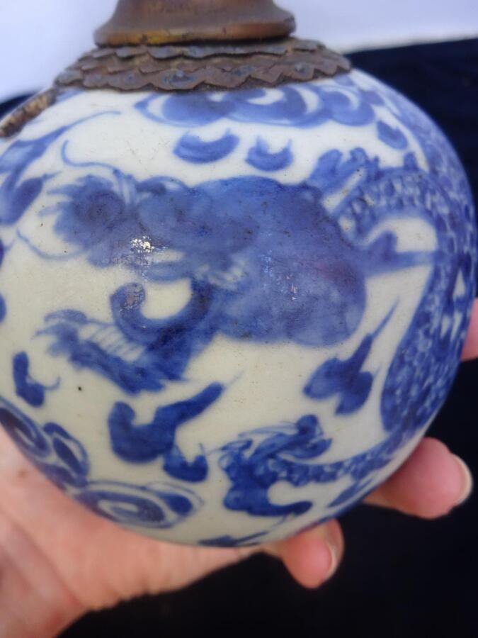 PIPE A EAU / A OPIUM EN PORCELAINE DITE " BLEU DE HUÊ ", - Vietnam - De forme o…